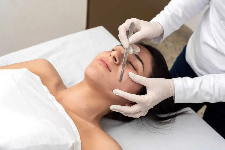 Dermaplaning-vs.-Microdermabrasion-Which-is-Right-for-You